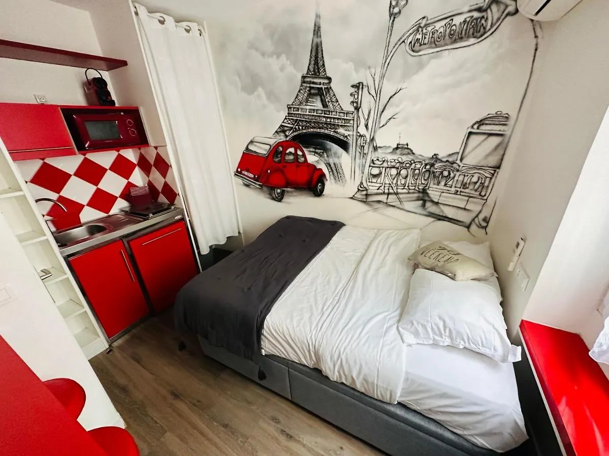 Beatrice Et Emmanuel Meuble Eiffel Apart-hotel